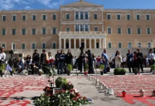 Συγκίνηση στο Σύνταγμα: Άφησαν λουλούδια στον Άγνωστο Στρατιώτη στη μνήμη των θυμάτων των Τεμπών